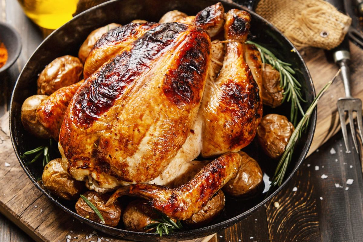 Le secret d'un poulet rôti doré et savoureux à la maison