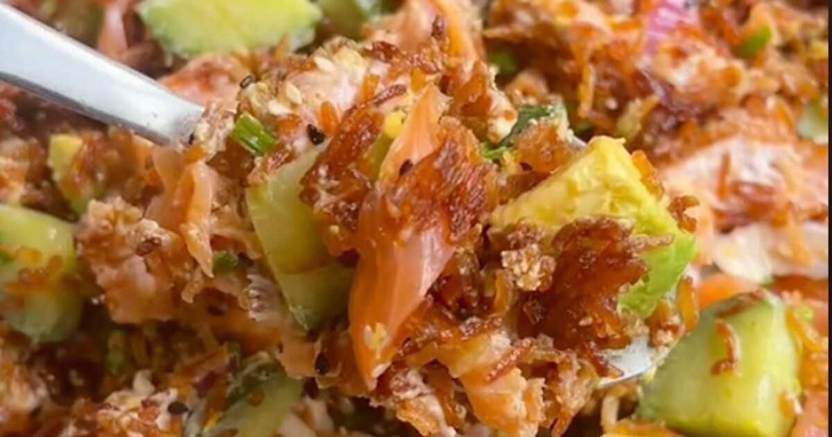 la salade de riz croustillant au saumon pour un déjeuner savoureux