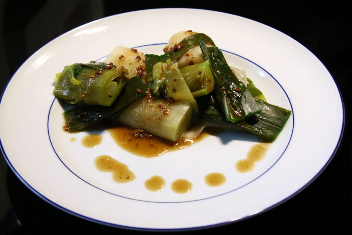 Philippe Etchebest réinvente les poireaux vinaigrette avec une touche gourmande