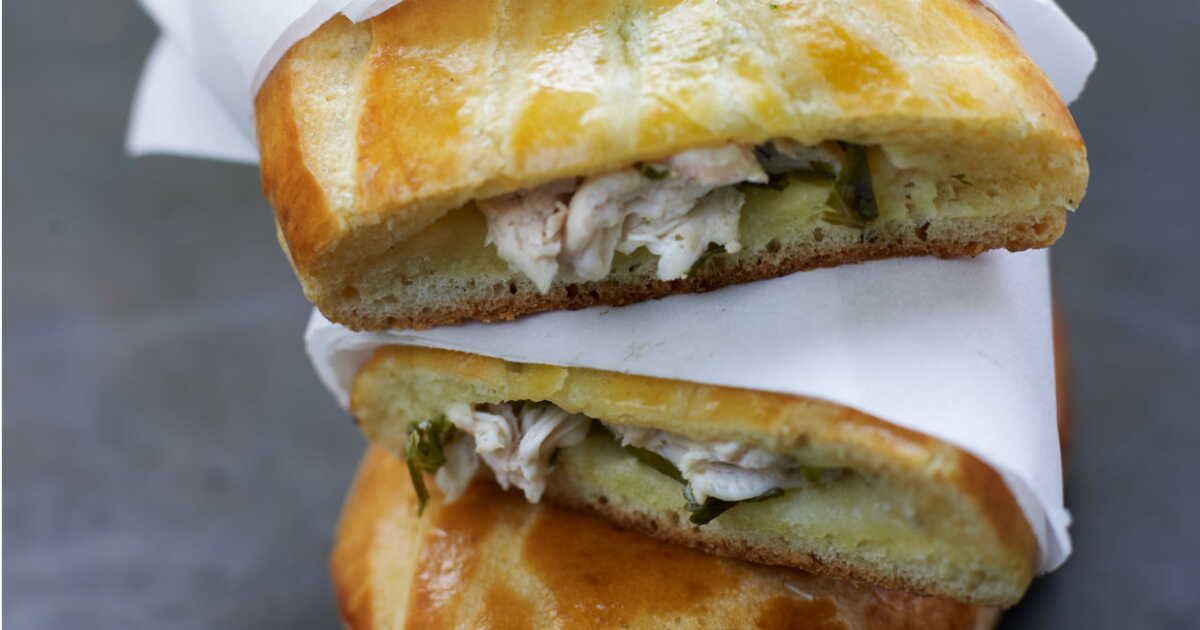 Un délice inattendu : découvrez les paninis briochés au poulet et à l'estragon