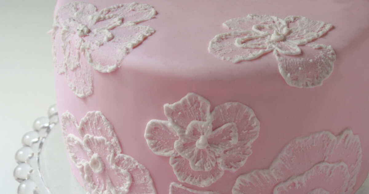 Des fleurs sur vos gâteaux : un tutoriel vidéo inspirant