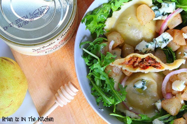 Une délicieuse salade de ravioles au canard et poires caramélisées
