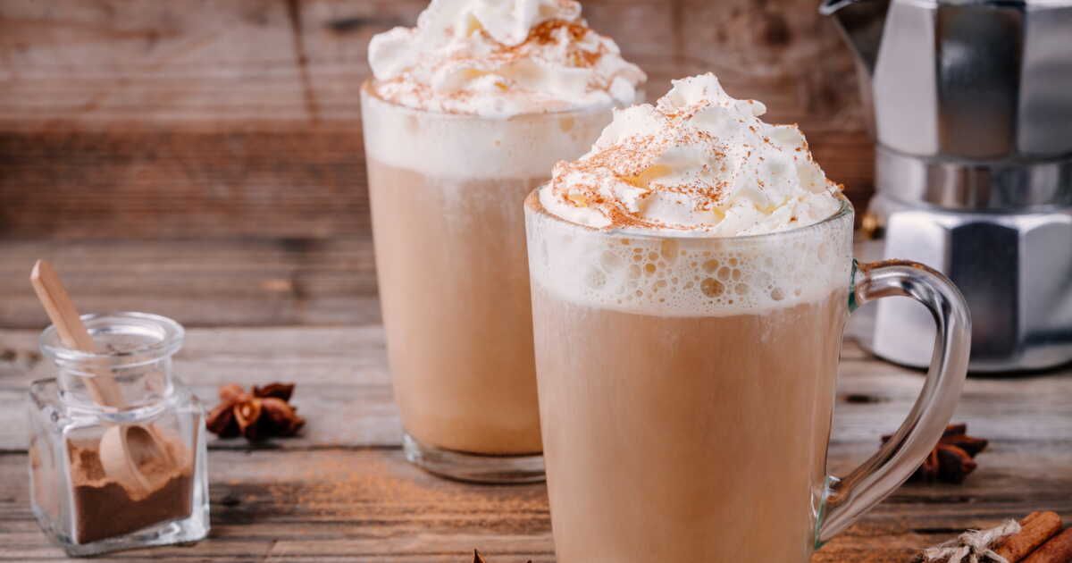 Un chocolat chaud réconfortant au beurre de cacahuète pour l'automne