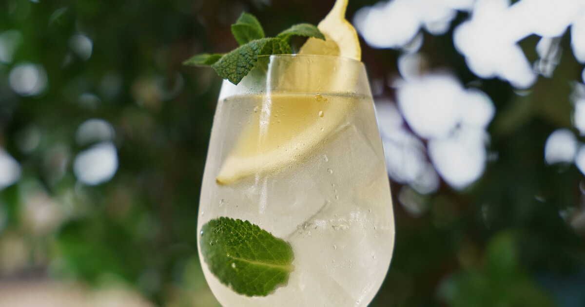 Découvrez le Hugo Spritz, la variante estivale du célèbre Apérol