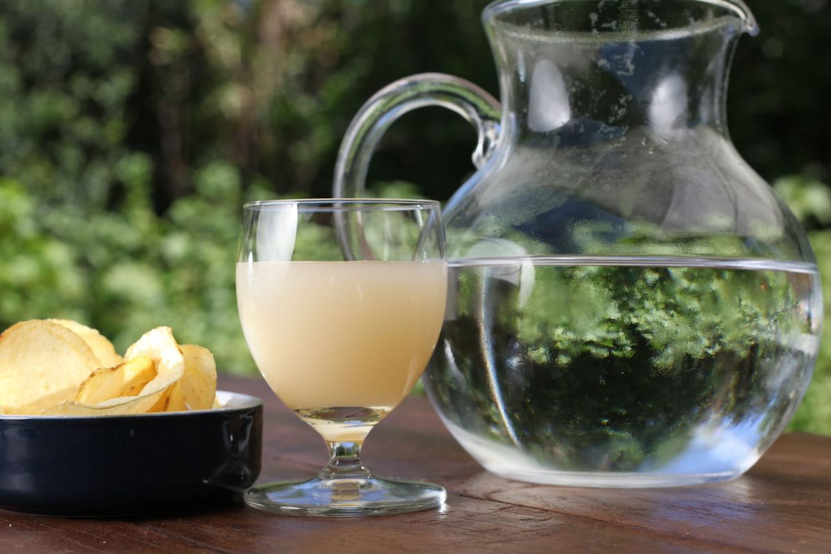 Les secrets d'un pastis réussi : l'art de le servir à la perfection