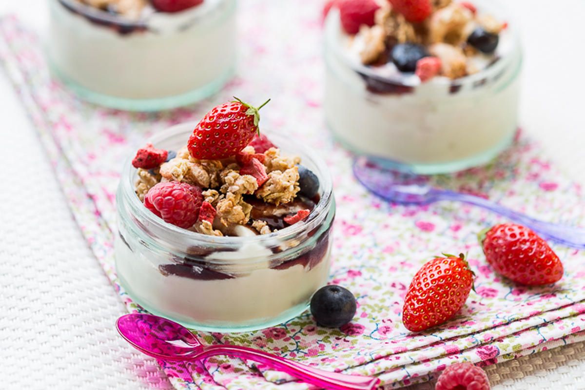 Un dessert rafraîchissant : le frozen yogurt à la banane et aux fruits rouges