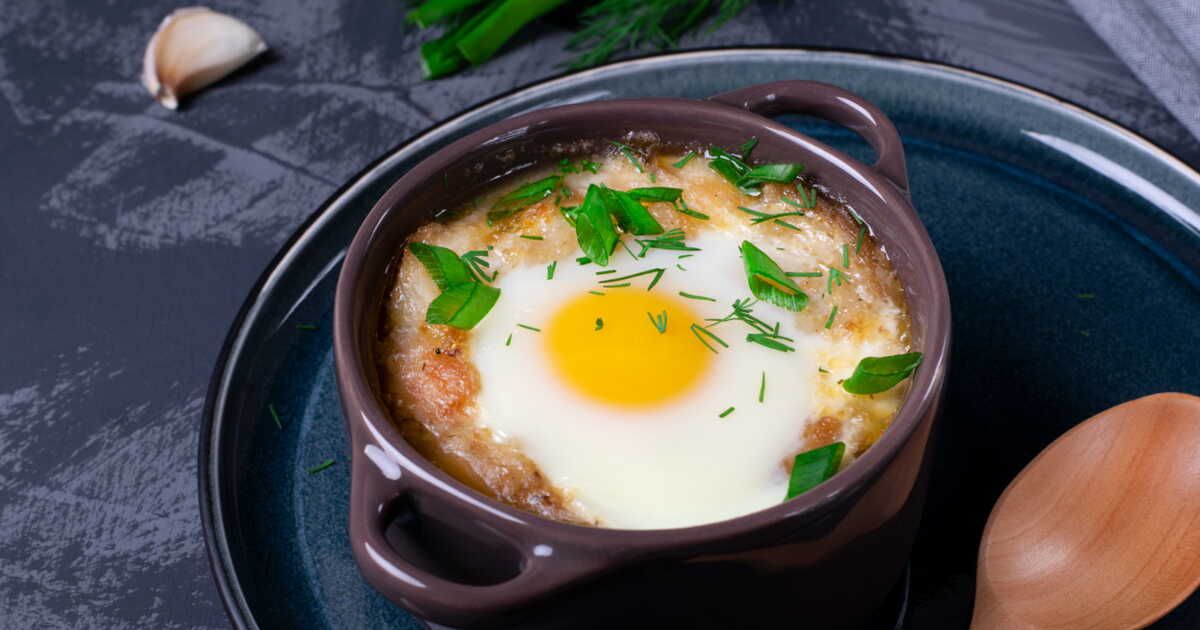 Dîner express : découvrez la recette d'œufs cocotte au curry prête en un clin d'œil