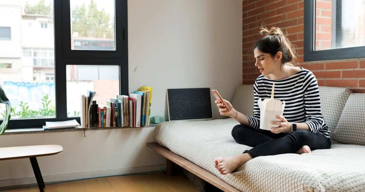 dîner : à table ou ailleurs ? les meilleures positions pour la santé