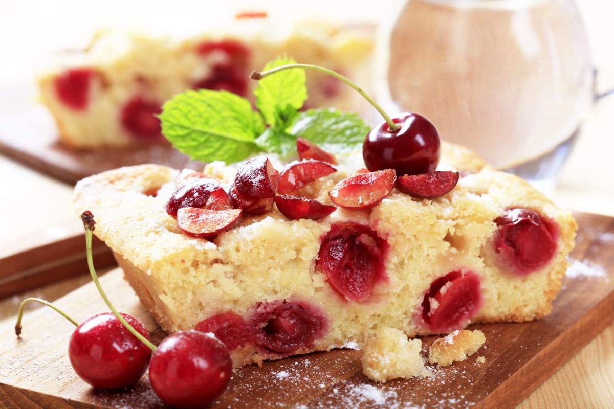 Savourez le cake aux cerises de Cyril Lignac pour un goûter gourmand