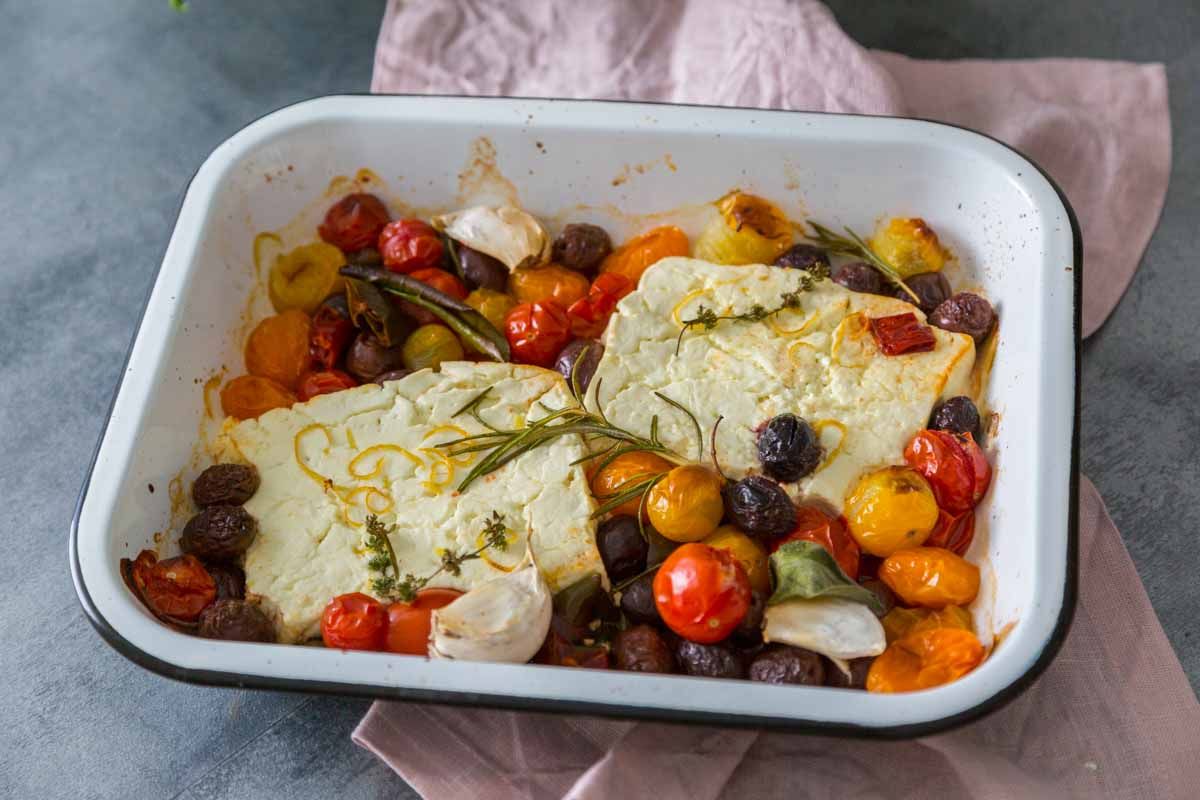 Feta rôtie aux tomates et olives