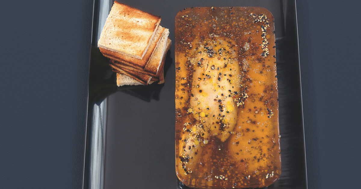 Découvrez le délice du foie gras au poivre noir agrémenté d'une gelée au Montbazillac