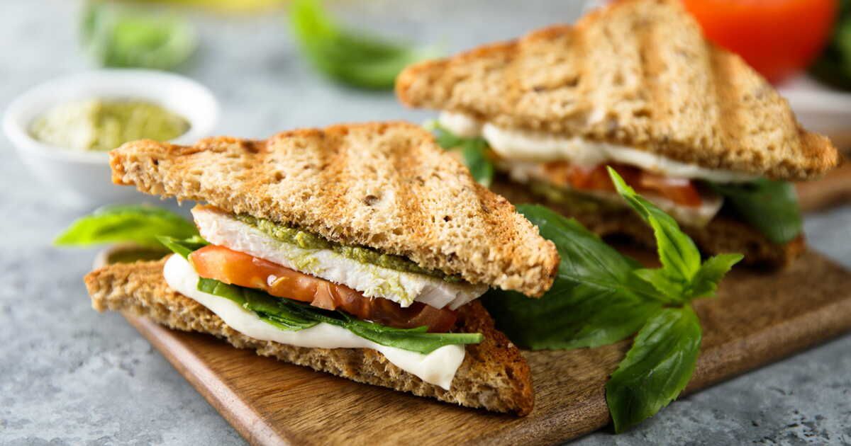 Redécouvrez le croque-monsieur italien avec pesto et tomates séchées