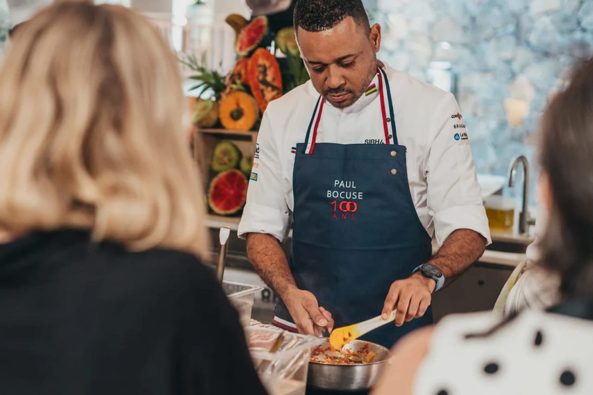 Le poulet au curry revisité : les secrets d'un chef mauricien