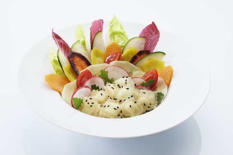 Une salade vibrante accompagnée de ravioles au chèvre