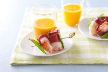 Brochettes de homard au magret de canard fumé, gaspacho de melon
