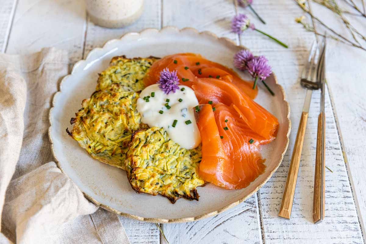 Röstis de courgettes, saumon fumé et sauce au yaourt aux herbes