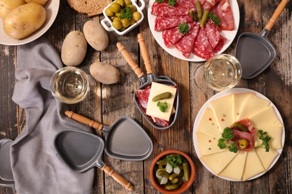 Attention à ce que vous buvez avec votre raclette : une erreur courante à éviter