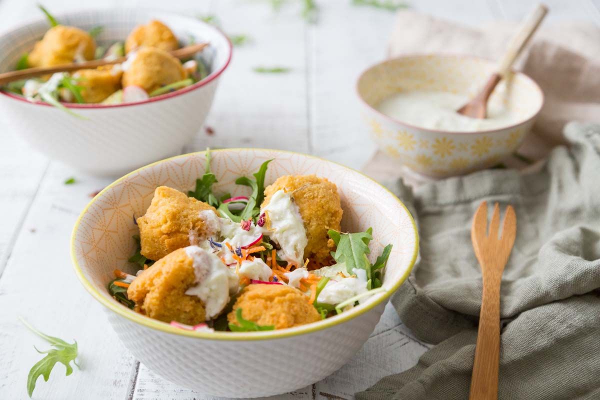Une assiette complète aux falafels et tsatsiki pleine de saveurs