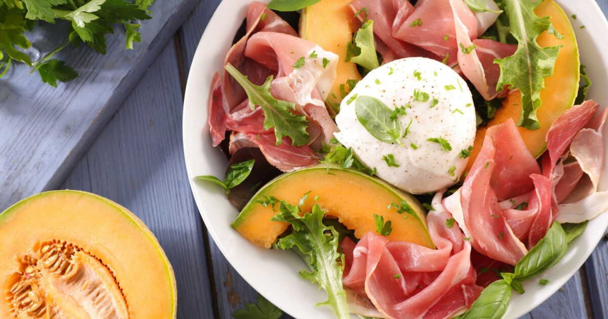 des salades rafraîchissantes à la mozzarella et aux fruits pour un été gourmand