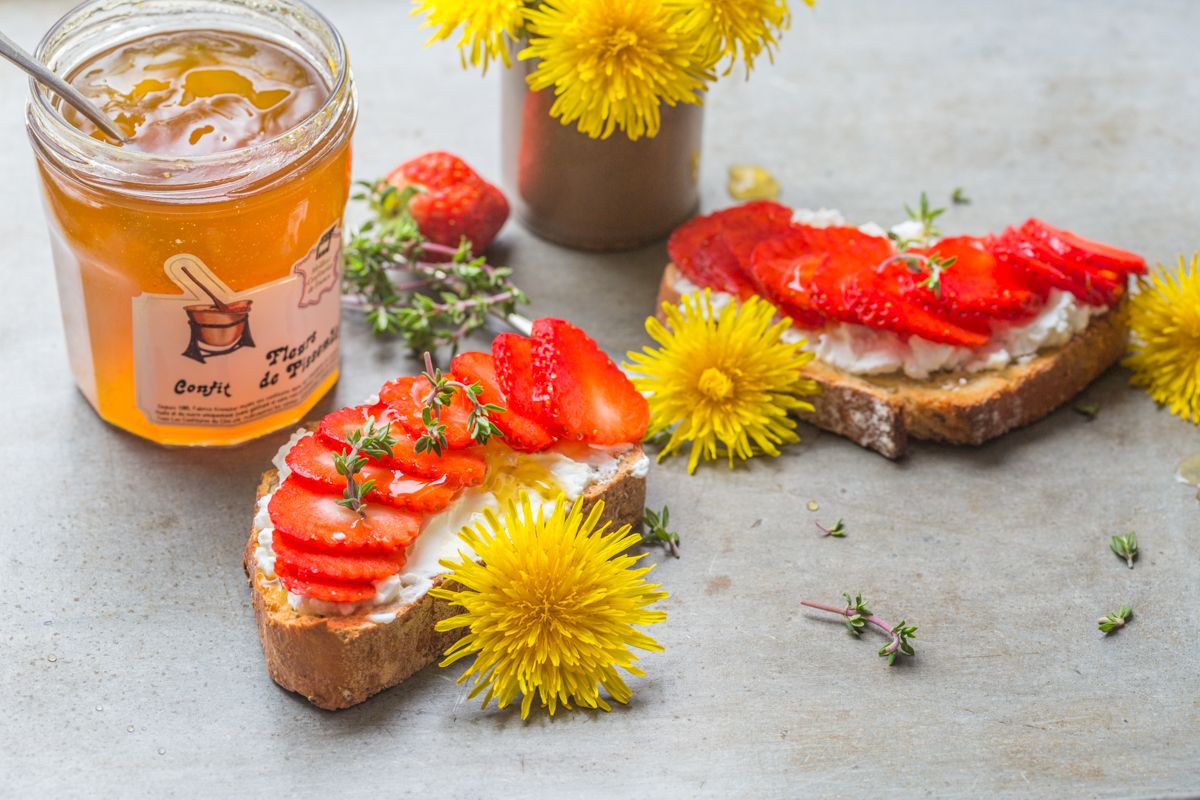 Bruschetta Chèvre, Fraise et Confit de Pissenlit