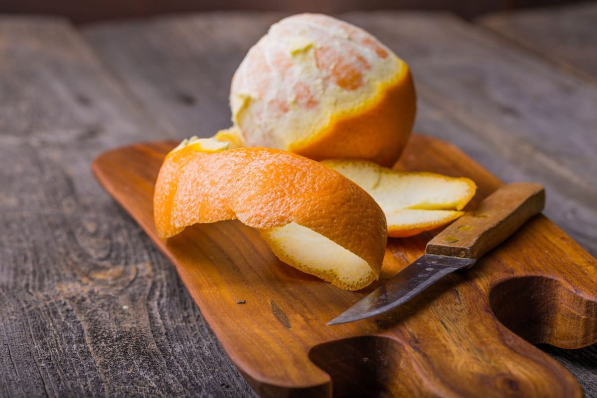 La méthode infaillible pour peler une orange à vif