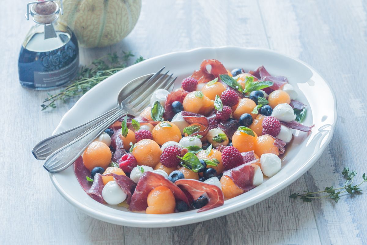 une salade estivale rafraîchissante au melon, mozzarella et bresaola