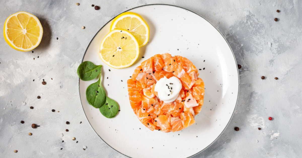 Démarrez votre repas avec un tartare de saumon savoureux et facile à préparer