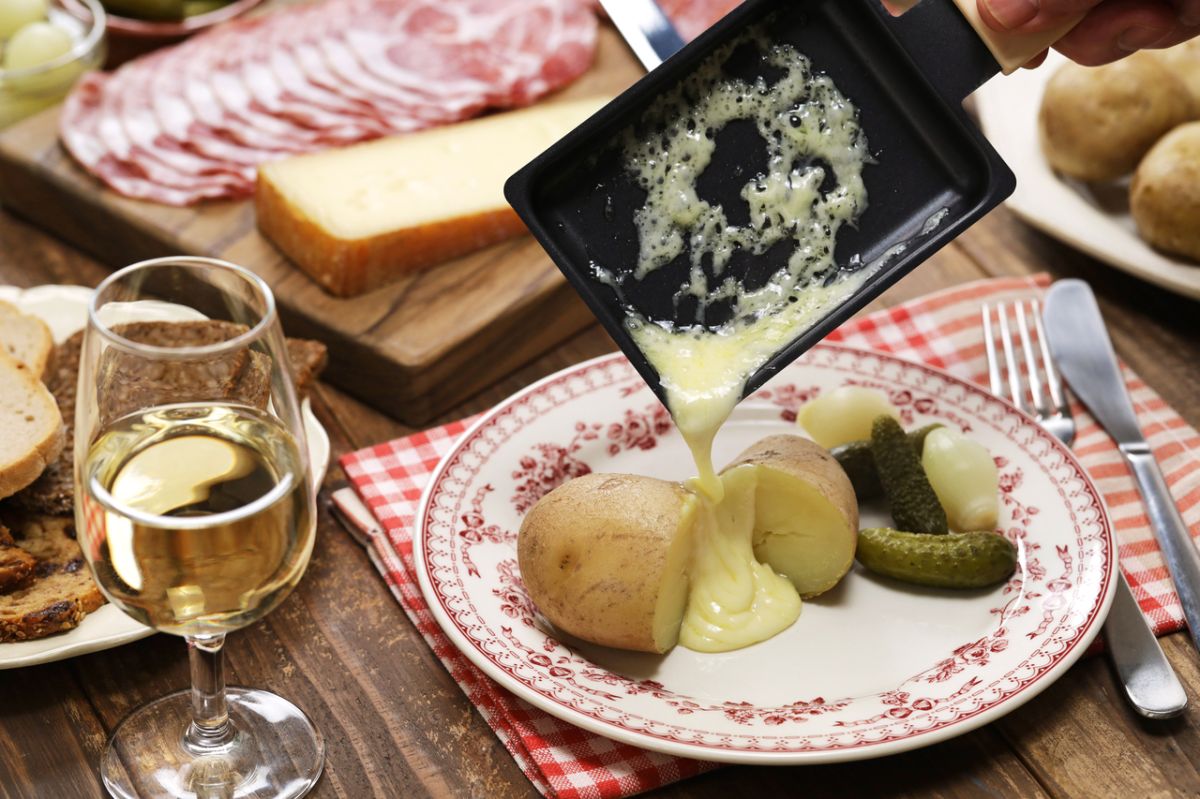 alerte sanitaire : une raclette fumée retirée des rayons en france