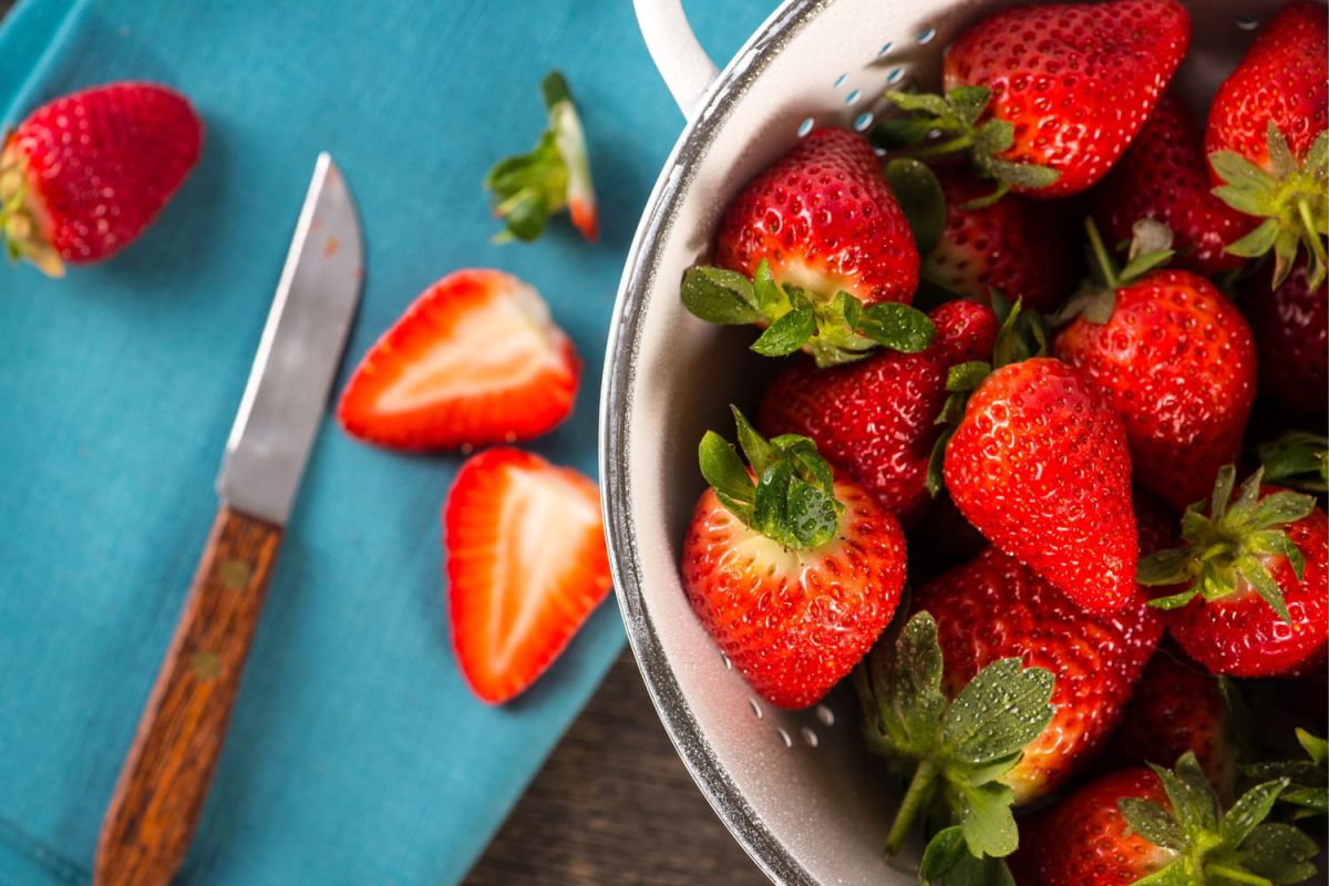 Un nouvel outil pour équeuter les fraises : découvrez cette technique révolutionnaire