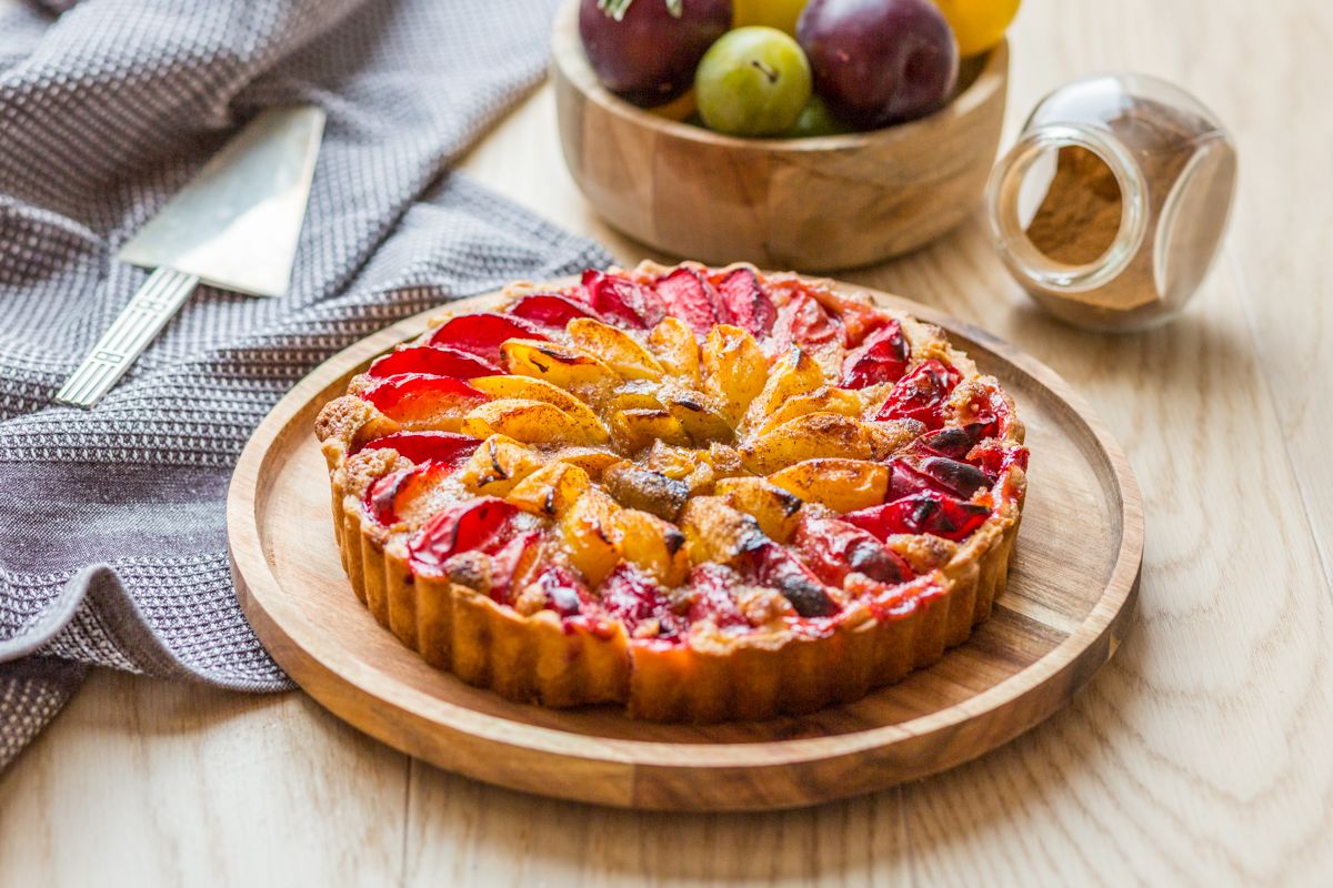 Tarte aux prunes multicolore avec une touche de noisettes