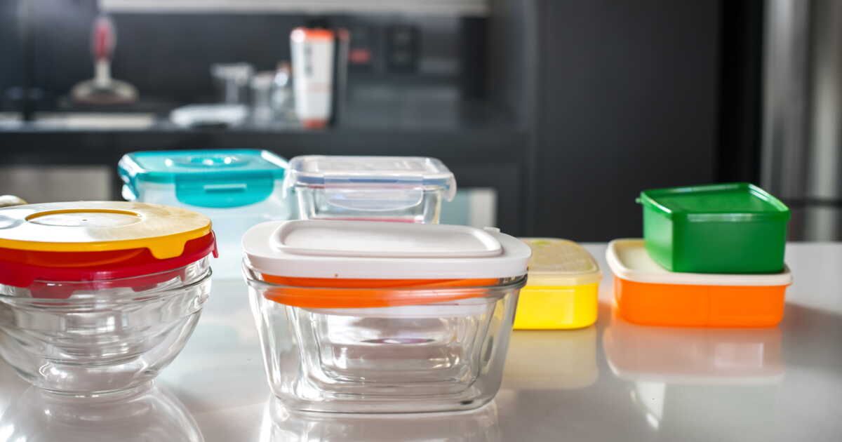 L’astuce rapide pour nettoyer vos boîtes en plastique en moins d'une minute