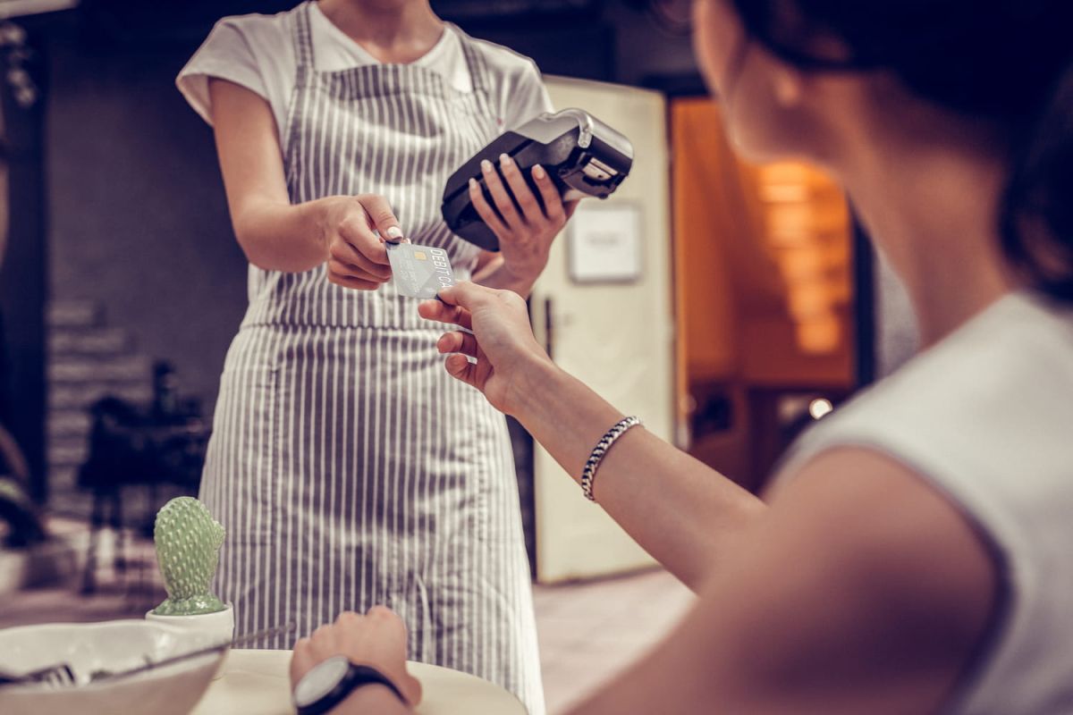 Tickets restaurant : que faire si un restaurateur les refuse ?