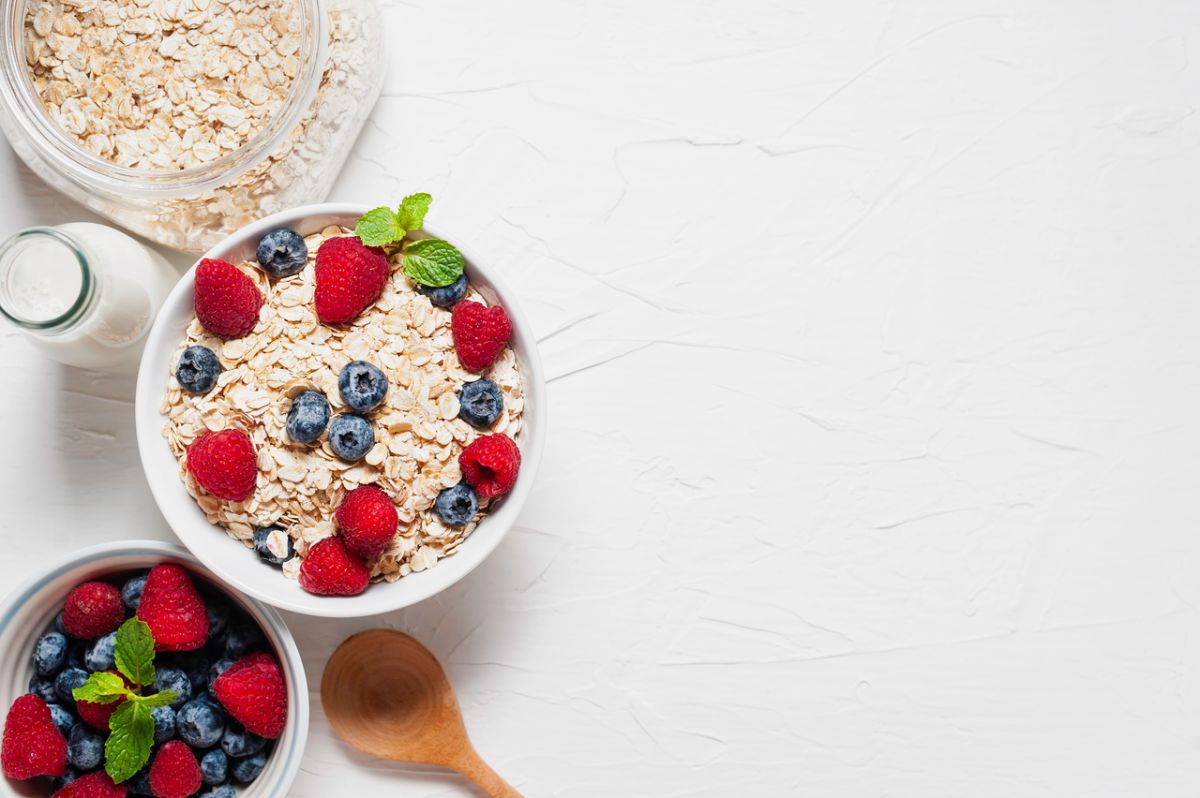 Un petit-déjeuner équilibré : le duo flocons d’avoine et fruit rouge pour bien démarrer