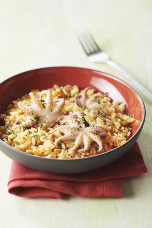 Un plat savoureux : riz à poêler, chorizo et poulpes marinés