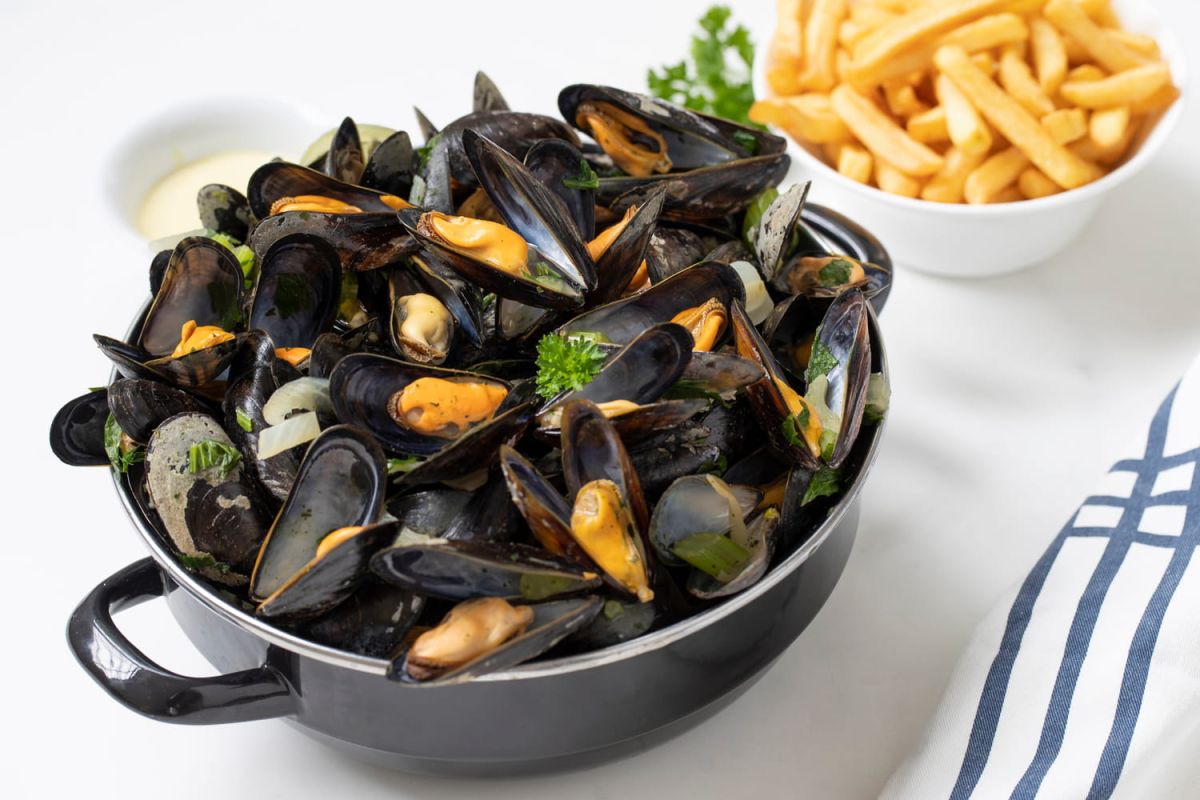 Découvrez la recette infaillible de moules-frites par Norbert Tarayre