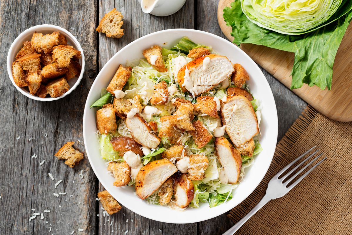Une diététicienne révèle sa recette de salade César légère et savoureuse