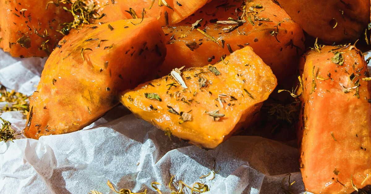 Patates douces rôties et sauce au yaourt : un accompagnement savoureux et léger