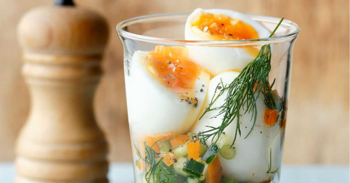 Des verrines d’œufs mollets élégantes sur un tartare de légumes frais
