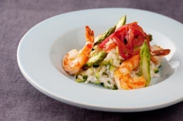 Un voyage des saveurs : gambas rôties et risotto primeur