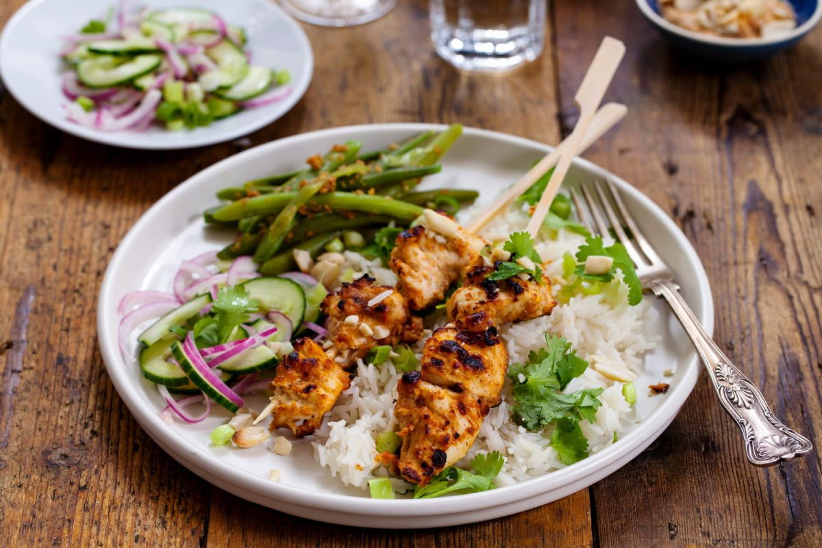 découvrez le poulet au saté de cyril lignac, un voyage culinaire en asie