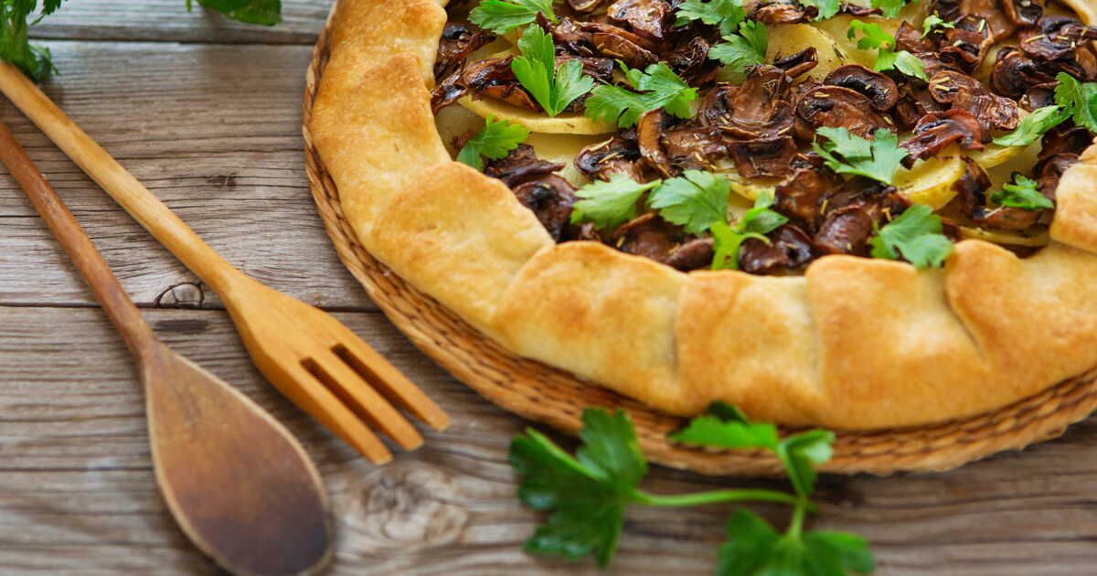 Tarte élégante aux champignons et comté : une recette réconfortante en un rien de temps