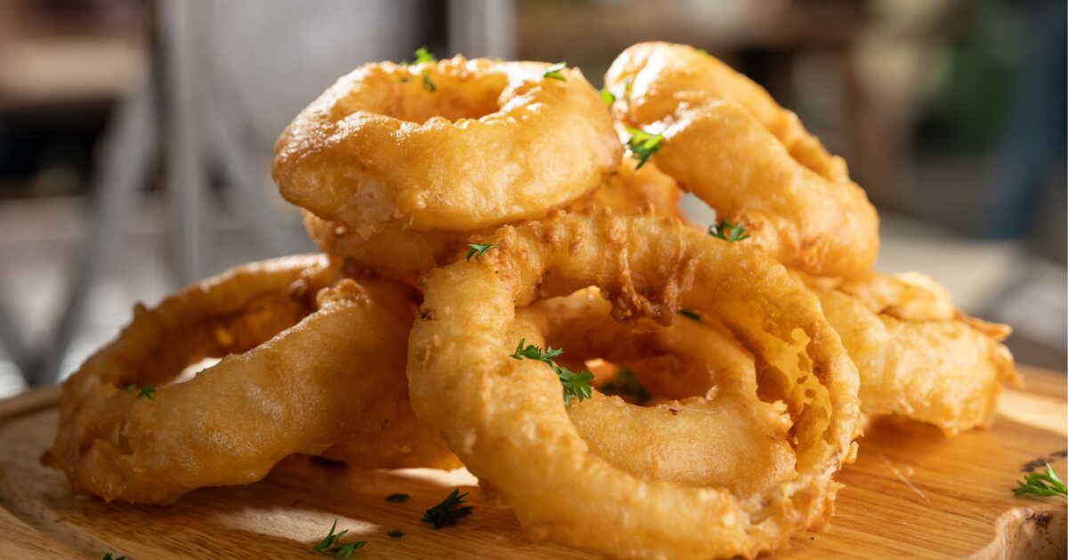 Des onion rings maison à croquer pour un apéro réussi