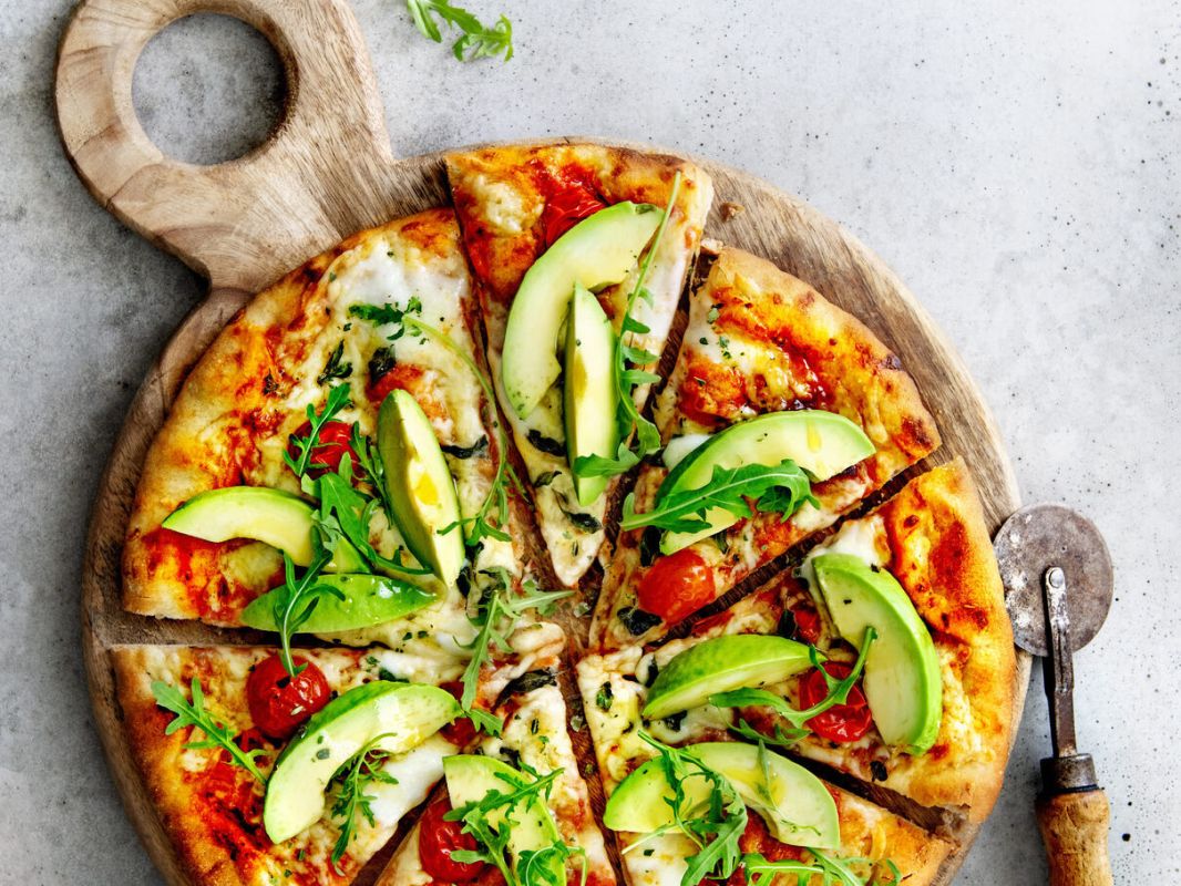 la pizza à l'avocat : la recette santé prête en un temps record