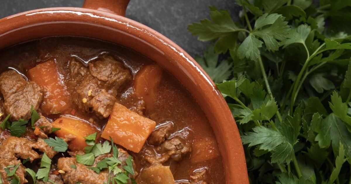 Un tajine de bœuf aux carottes et pommes de terre pour un repas convivial