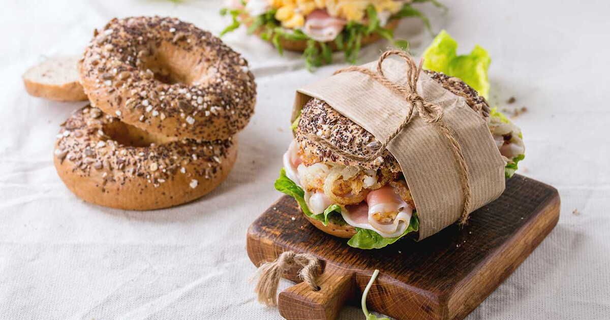 Bagel aux œufs brouillés et jambon cru