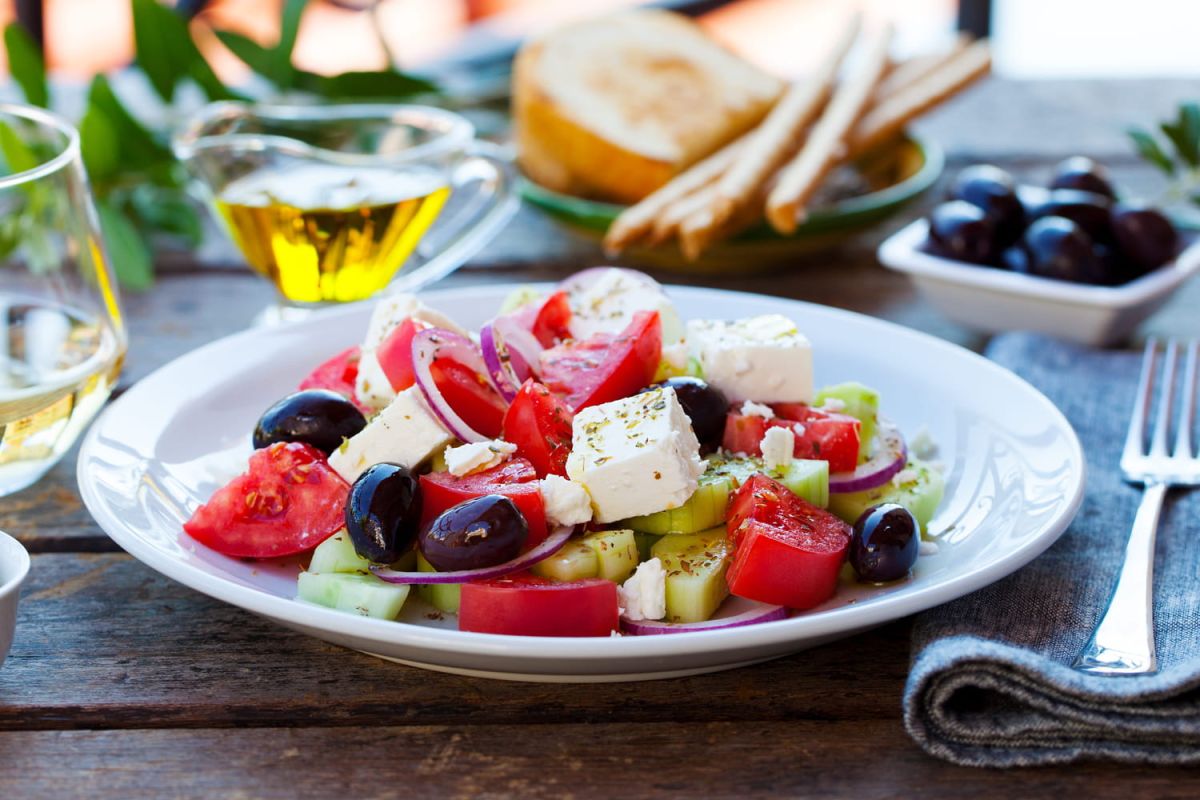 Ce que ce chef interdit absolument dans la salade grecque pour préserver son authenticité